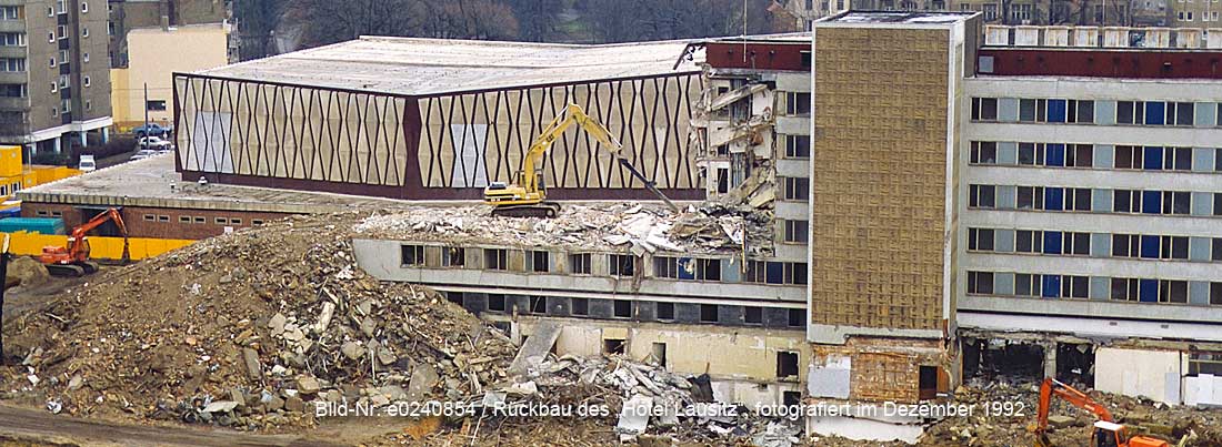 Rückbau Hotel Lausitz in Cottbus im Dezember 1992