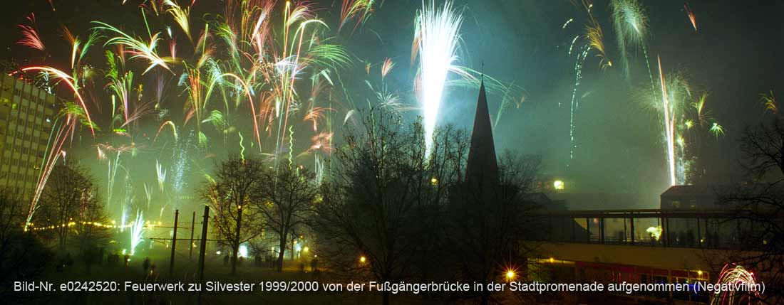 Millenium-Feuerwerk zu Silvester 1999/2000, gesehen von der Fußgängerbrücke in der Stadtpromenade (Scan vom Negativ-Film)
