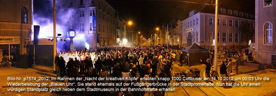 Bild Nr. p7574_2012: Wiedererweckung der ursprünglich auf der Fußgängerbrücke in der Stadtpromenade stehenden Blauen Uhr während der Nacht der kreativen Köpfe am 14.10.2012 um 00:03 Uhr.
