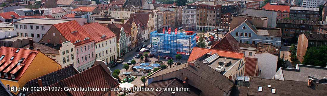Das Gürüst mi den Abmaßen des alten Rathauses auf dem Altmark im Herbst 1997