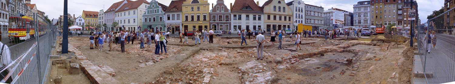 Tag der offenen Tür bei den archäologischen Ausgrabungen auf dem Altmarkt Cottbus 1999