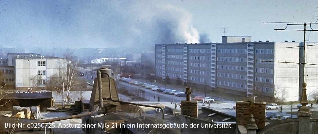 16.03.1985 um 08:55 Uhr: Kurz nach dem Einschlag der MiG-21 in das Internat der Fachhochschule Cottbus