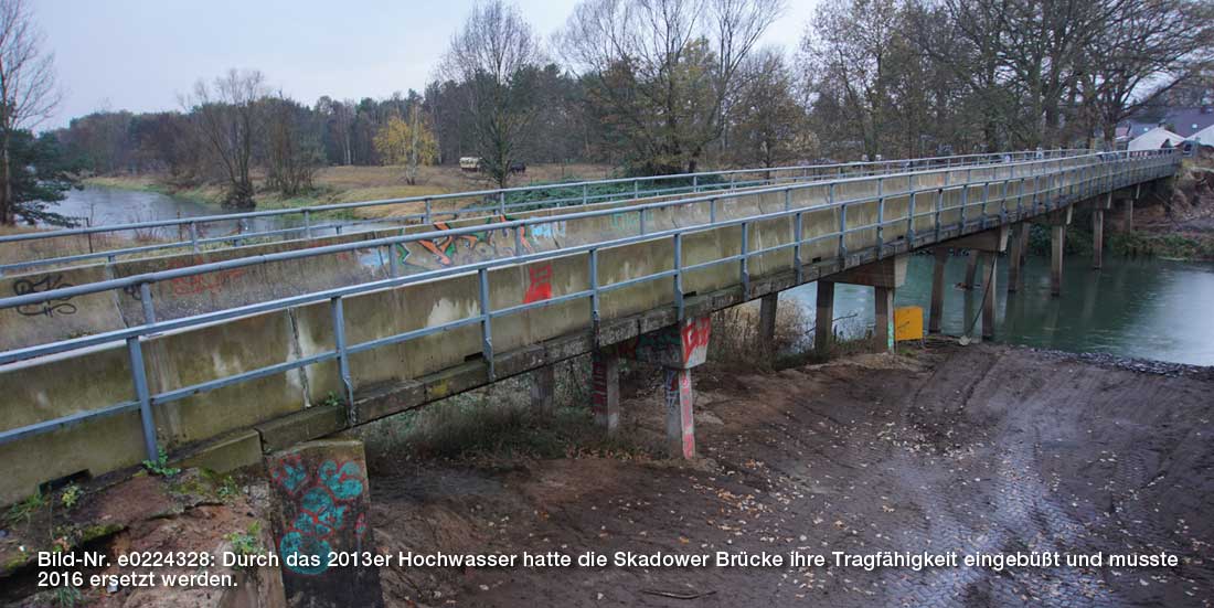 Das Hochwasser an der Skadower Brücke beeinträchtigte die Tragfähigkeit, so das die Brücke 2016 neu errichtet werden musste.
