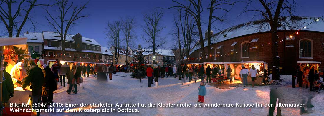 Eines der stärksten Auftritte hat die Klosterkirche als Kulisse für den alternativen Weihnachtsmarkt auf dem Klosterplatz in Cottbus