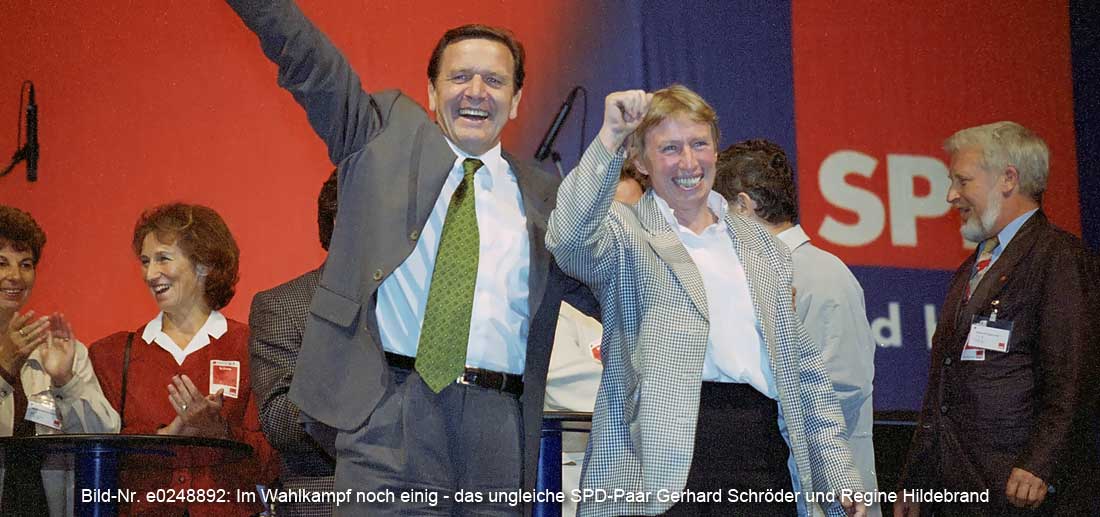 Bild Nr. e0248892: Scheinbar vereint - doch Regine Hildebrand sah sehr bald die ostdeutschen Belange wenig vertreten. Mit der folgenden zweiten Rgierungszeit Schröders verließ sie die Führungriege um Schröder wegen unüberbrückbarer Wiedersprüche.