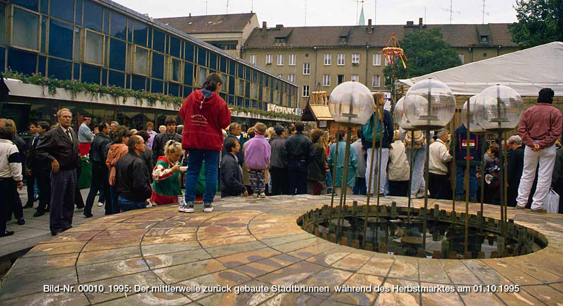 Der mittlerweile zurück gebaute alte Stadbrunnen im Jahre 1995