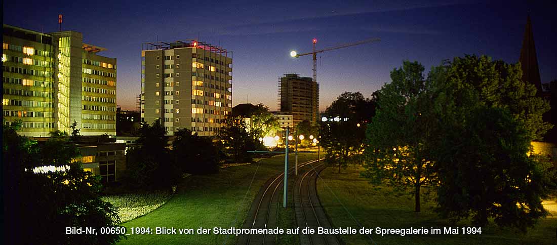 Blick von der Fußgängerbrücke in der Stadtpromenade auf die Baustelle der Spree-Galerie am 28.05.1994.