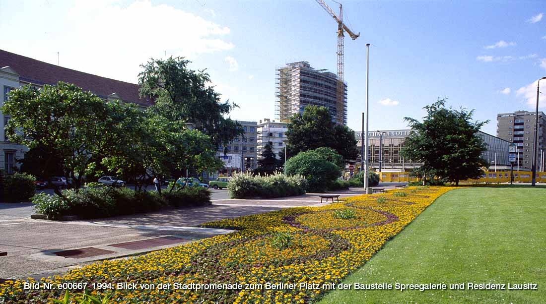 Blick von der Stadttpromenade auf die Baustelle der Spreegalerie/Residenz Lausitz im Jahre 1994