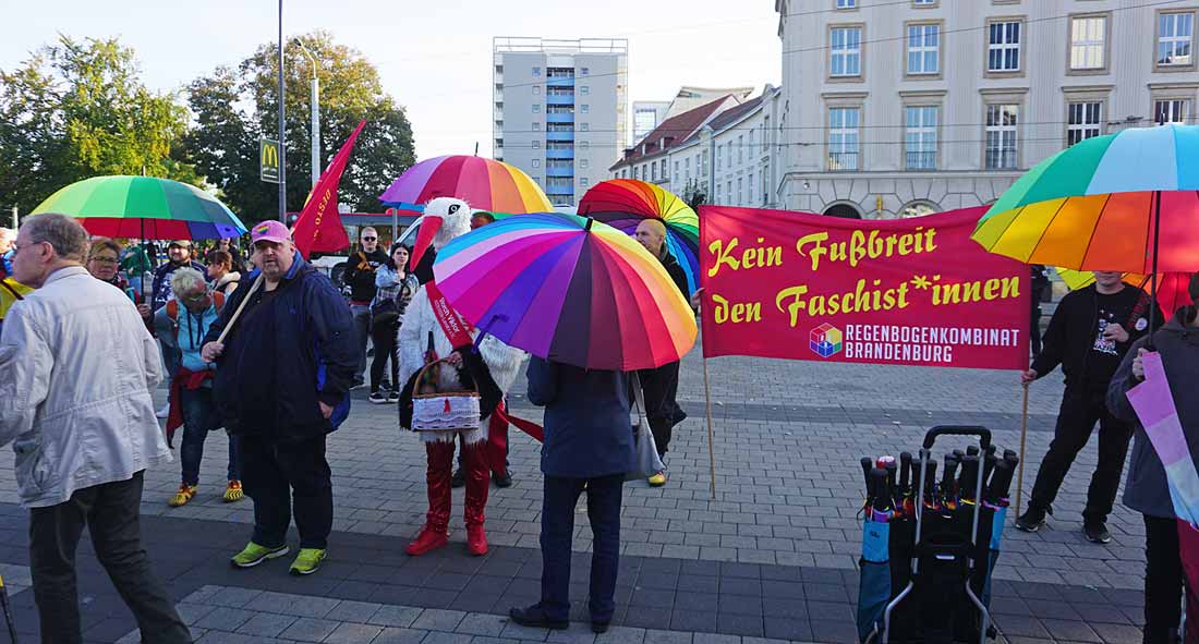 Regenbogenkombinat Brandenburg vor der Stadthalle von Cottbus